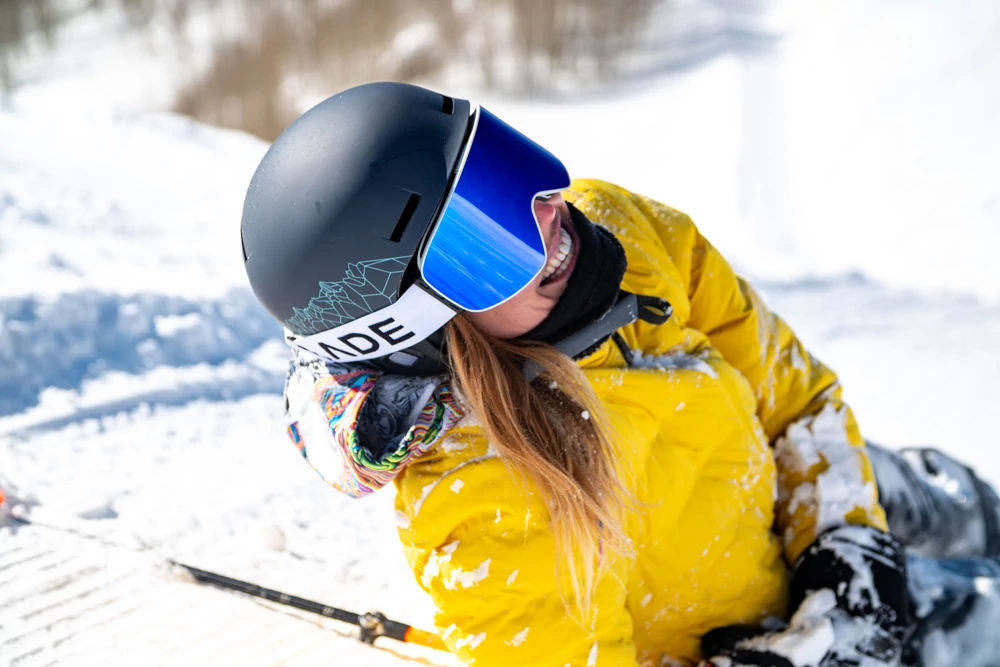 garota sorrindo na neve